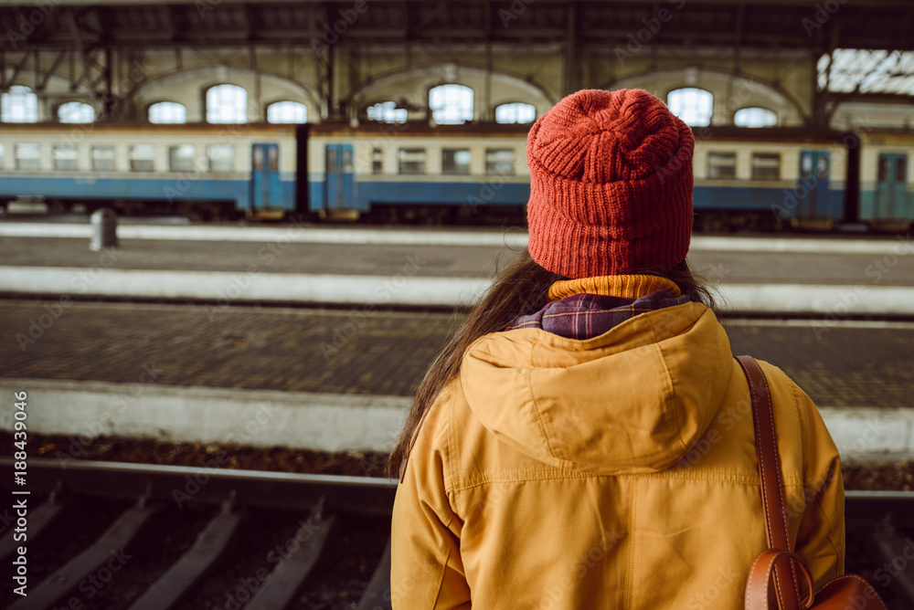 woman wiating for train on railway station - obrazy, fototapety, plakaty 