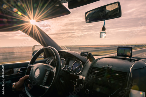 Viajando en coche por la autopista en la hora dorada. © Selim