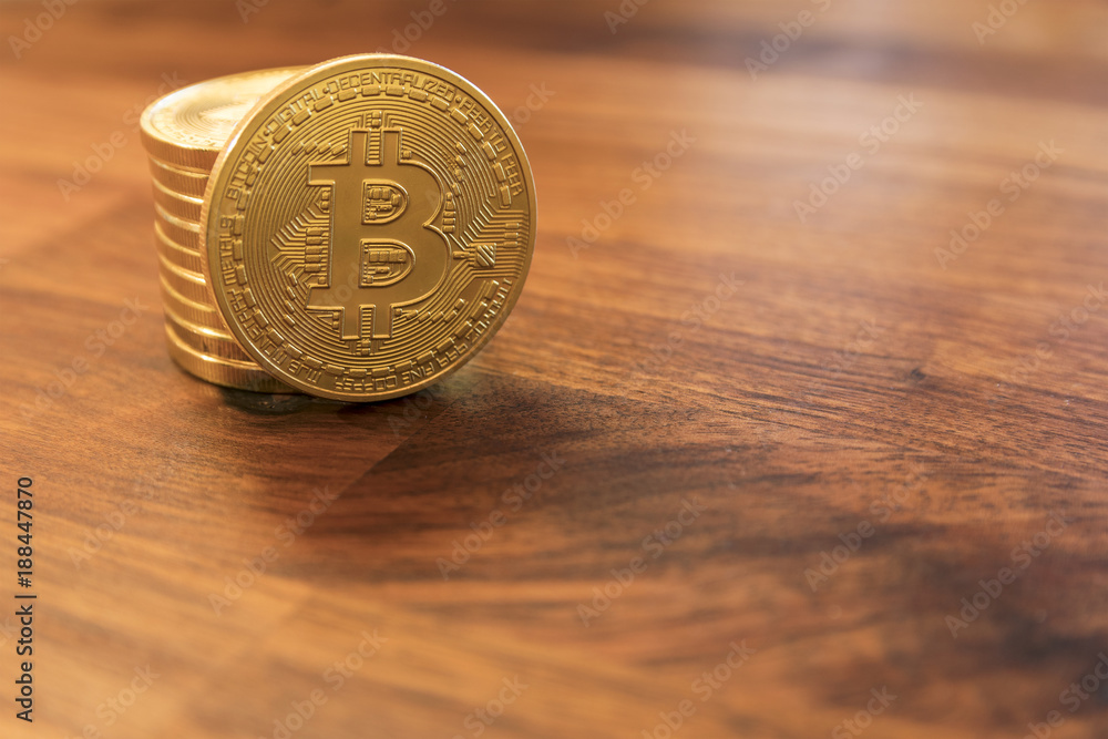 Symbolische Bitcoin Goldmünzen auf einem Tisch - Krypto Internet Währung Symbolische Bitcoin Goldmünzen auf einem Tisch - Krypto Internet Währung