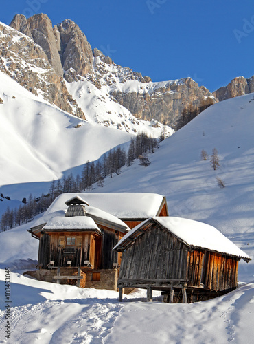 inverno a Fuciade, Dolomiti di Fassa; baite nella neve