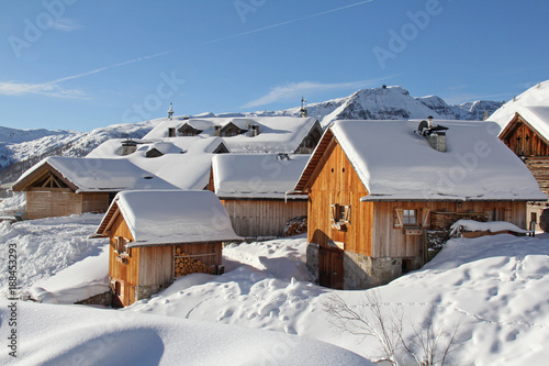 inverno a Fuciade, Dolomiti di Fassa; baite nella neve