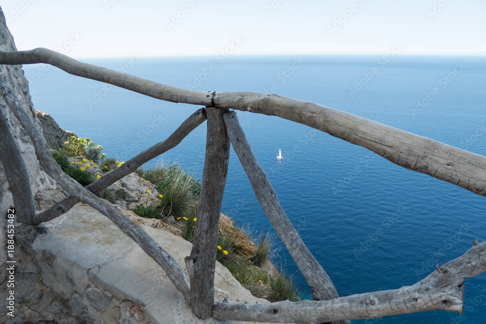 Aussicht vom Turm an der Westküste Mallorcas auf das Mittelmeer