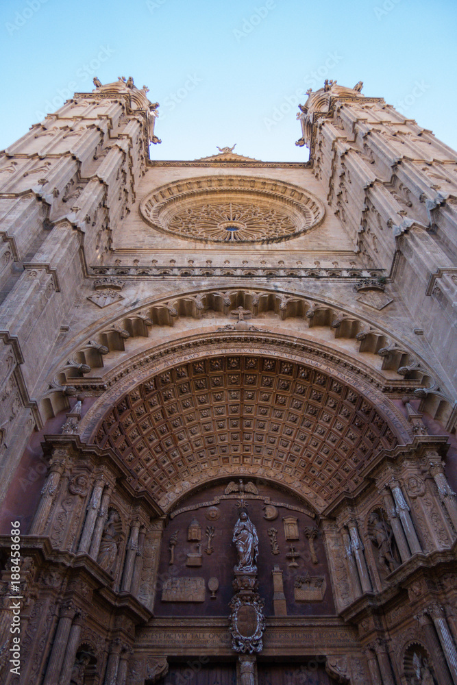 Eingang der Kathedrale Le Seu in Palma auf Mallorca