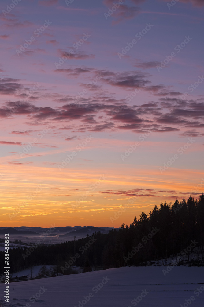 Fototapeta premium Bunter Sonnenaufgang im Hügeligen Mühlviertel