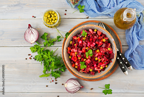 Fotografía Beet Salad - Vinaigrette. Vegan cuisine. Dietary menu. Top view.
