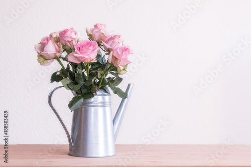 Rosen in einer Gießkanne © Carolin