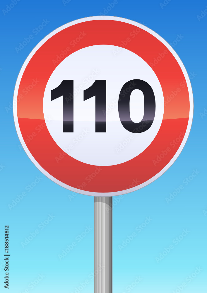 Panneau de limitation de vitesse à 110 sur ciel bleu Panneau de limitation de vitesse à 110 sur ciel bleu