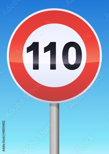 Panneau de limitation de vitesse à 110 sur ciel bleu