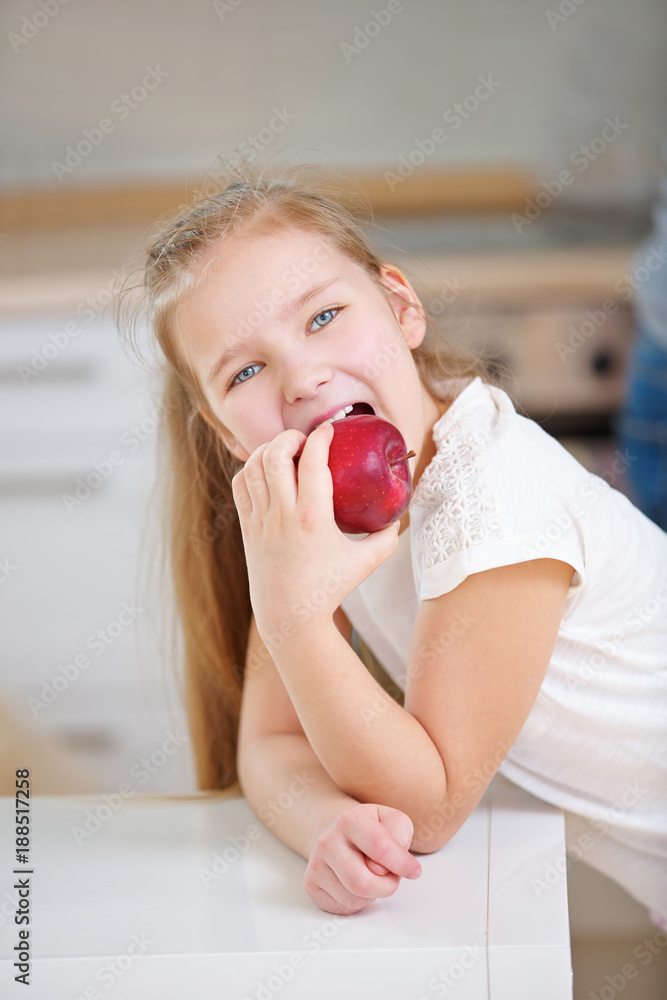 Kind beißt in einen roten Apfel Stock Photo | Adobe Stock