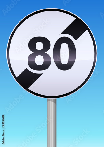 Panneau de fin de limitation de vitesse à 80 (ciel bleu)