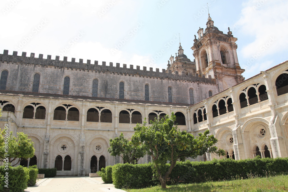 Portugal, le patio derrière l'église d'Alcobaça
