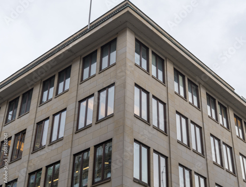 Fassade mit Fenstern eines Bürohauses