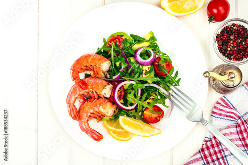 Fresh vegetable salad with shrimps