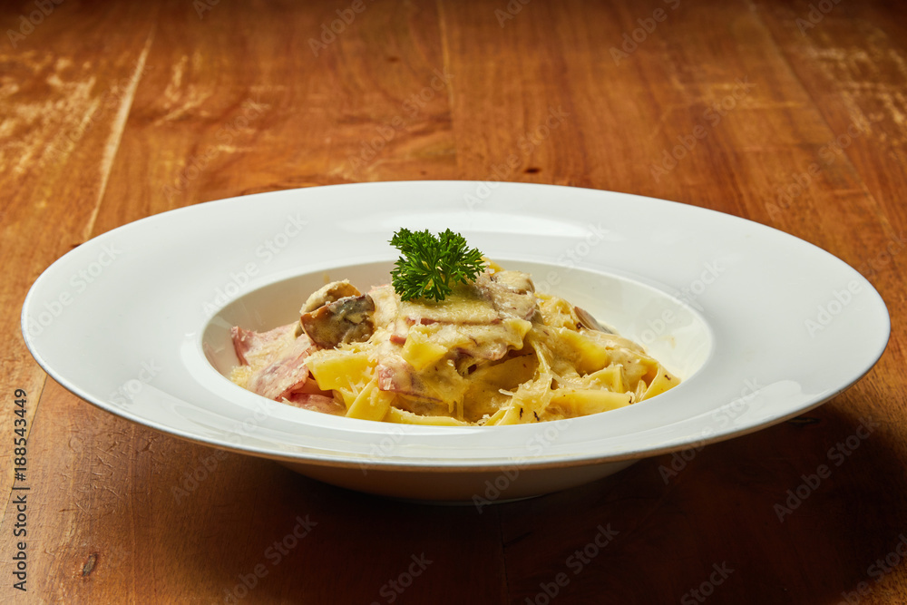 pasta with ham, Italian style, pasta with bacon, restaurant