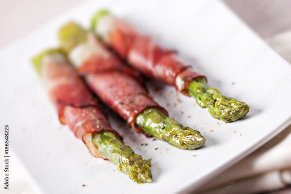 Ham rolls with asparagus and bechamel Ham rolls with asparagus and bechamel
