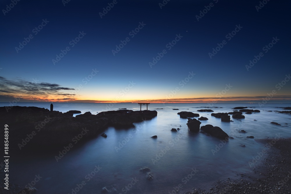 Fototapeta premium trii - gateway of shrine in the sea in the early morning by long exposure
