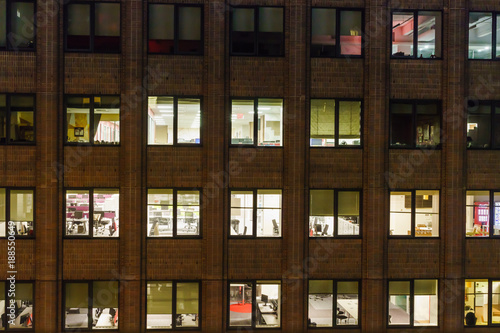 immeuble de bureaux la nuit