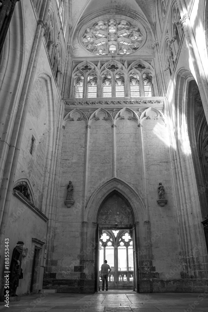 Porte de l' église d'Auxerre en été par journée ensoleillée