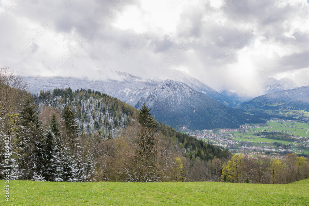 Blick über Berchtesgaden und die umliegenden Alpen an einem Tag im Frühling