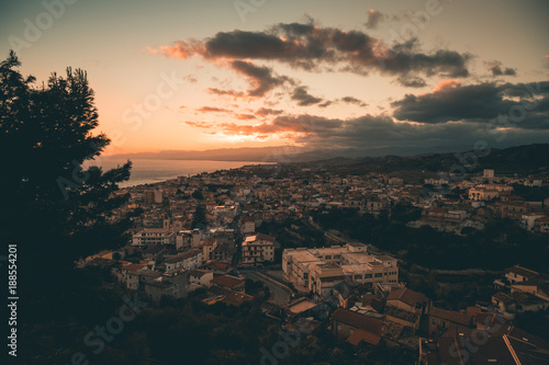 Città Roccella sul mare al tramonto