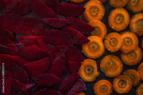 Cuadro en lienzo vegetable crisps carrots and beets close-up
