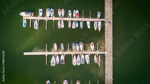 Top View Drohnenaufnahme von Wasser, Strand, Schiffen, Yachten an  der Ostsee