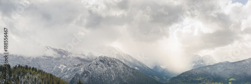 Panorama mit Bergen und Wolken in den Alpen von Berchtesgaden
