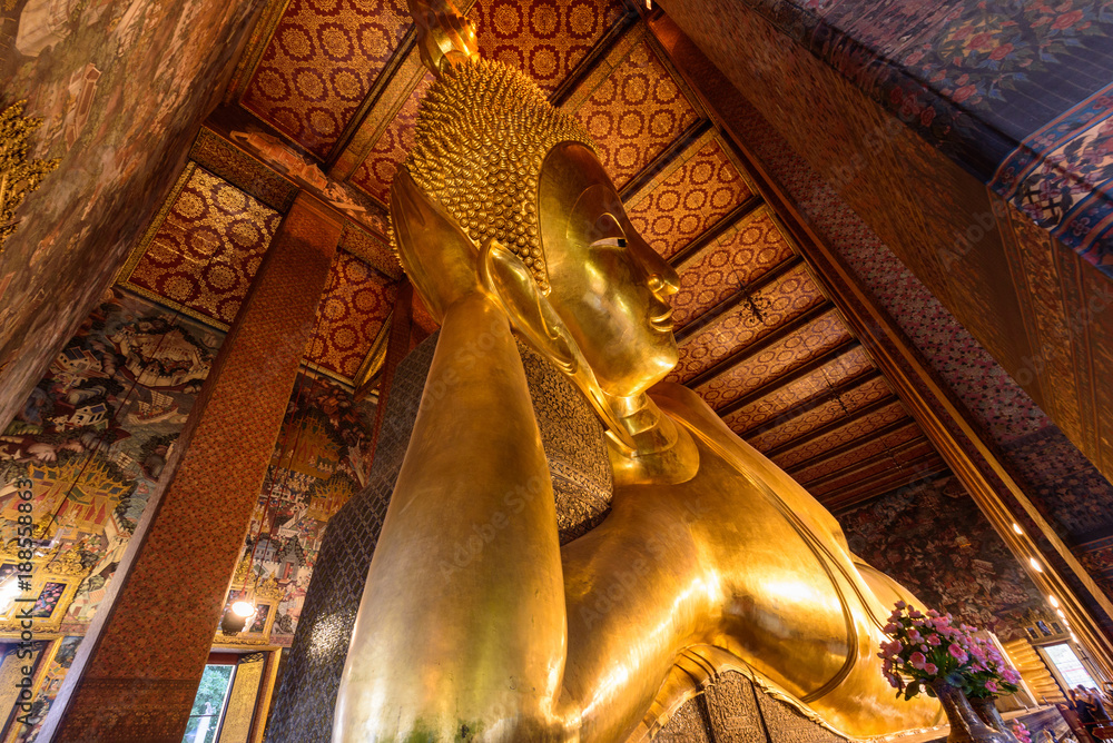 Φωτογραφία Big Golden buddha statue in Wat Phra Chettuphon Wimon Mangkhalaram Ratchaworamah