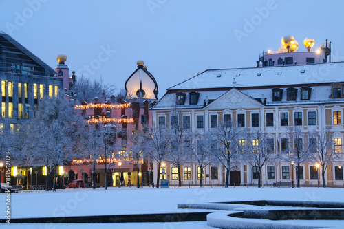 Magdeburger Domplatz mit Hundertwasserhaus im Winter