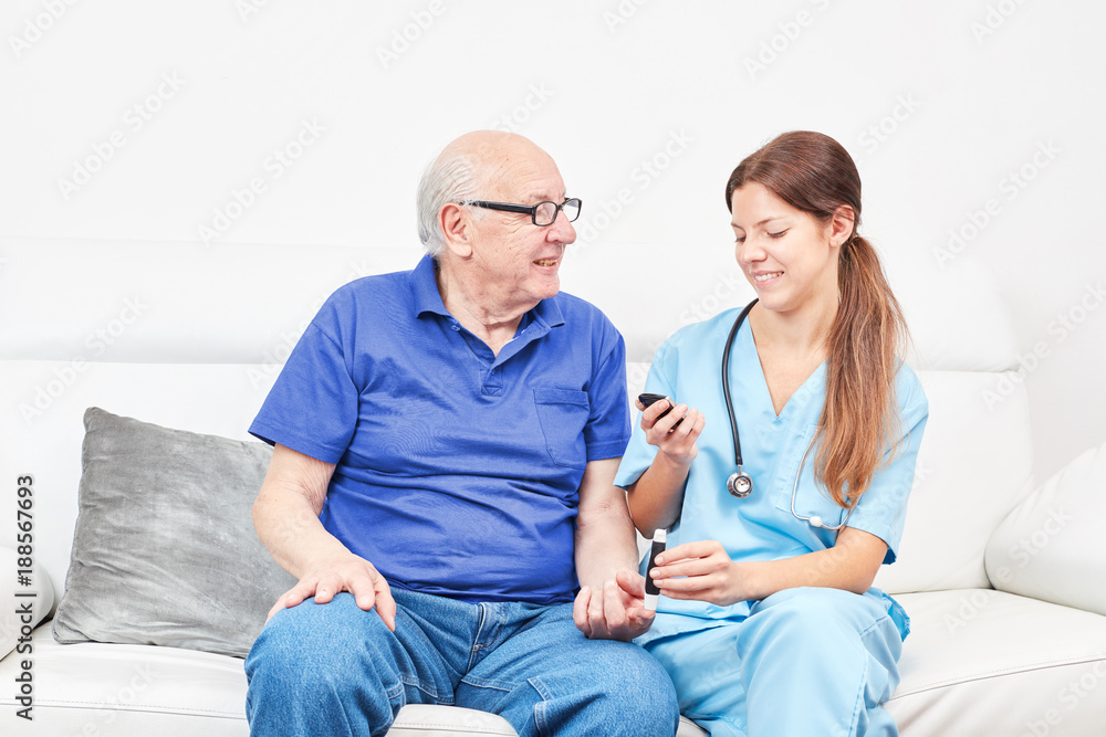 Krankenschwester beim Blutzucker messen Krankenschwester beim Blutzucker messen