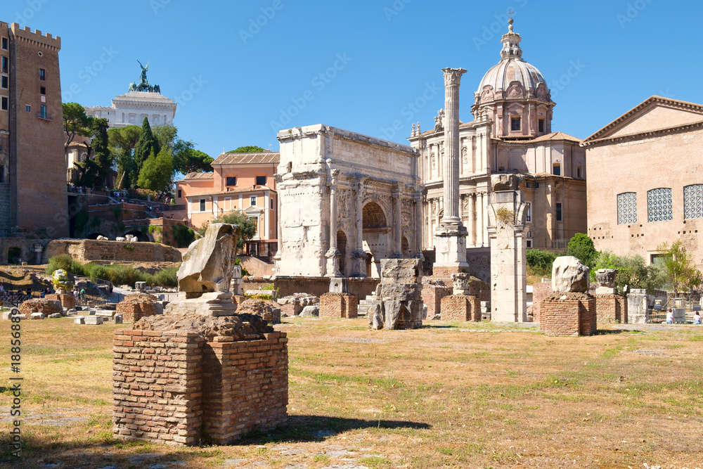 Obraz premium The ancient Roman Forum including the Arch of Septimius Severus