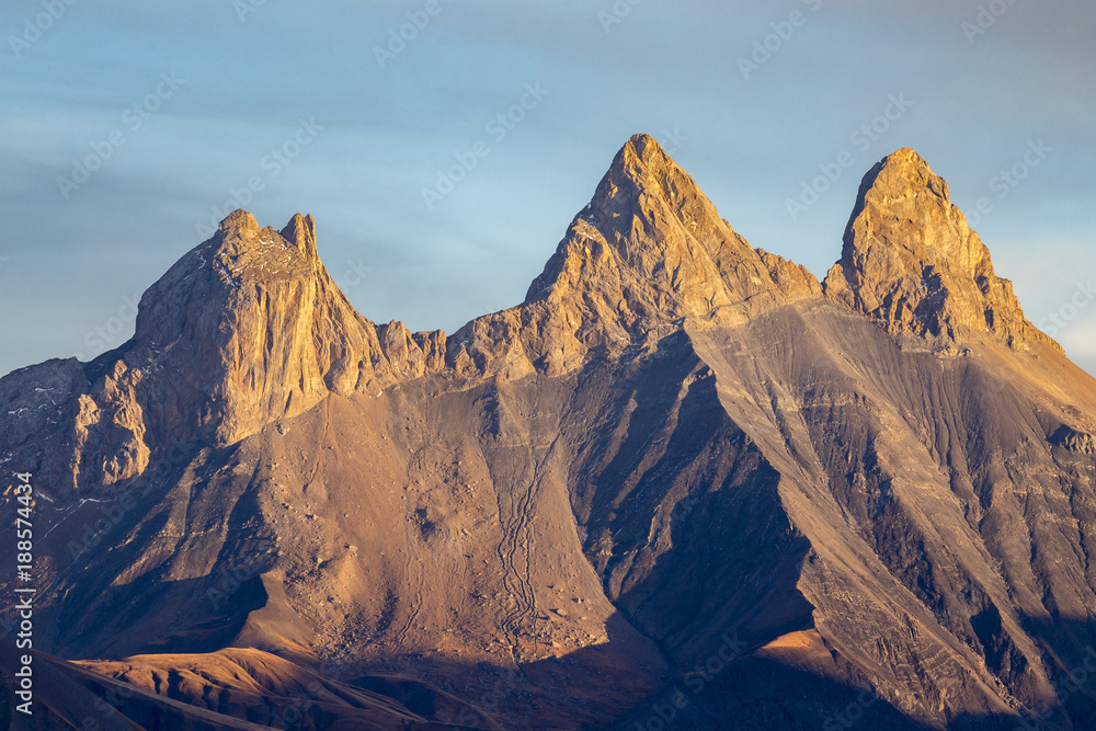 Les Aiguilles d'Arves, de gauche à doite  l'Aiguille Septentrionale ou Tête de Chat (3364 m), Centrale (3513 m), Méridionale (3514 m), Savoie