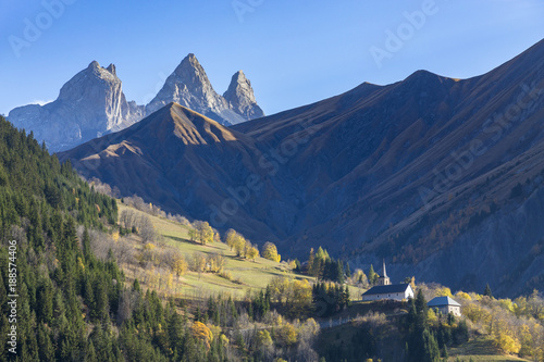 église du hameau de Montrond, en arrière-plan les Aiguilles d'Arves, Savoie  photo