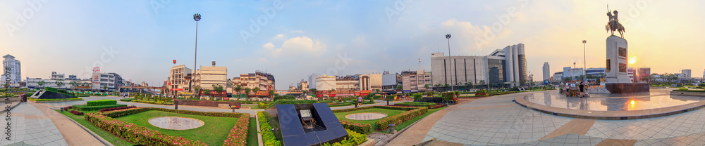 60 degree of King Taksin statue at Wongwainyai circle park