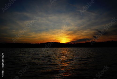 zachód słońca nad jeziorem warmia