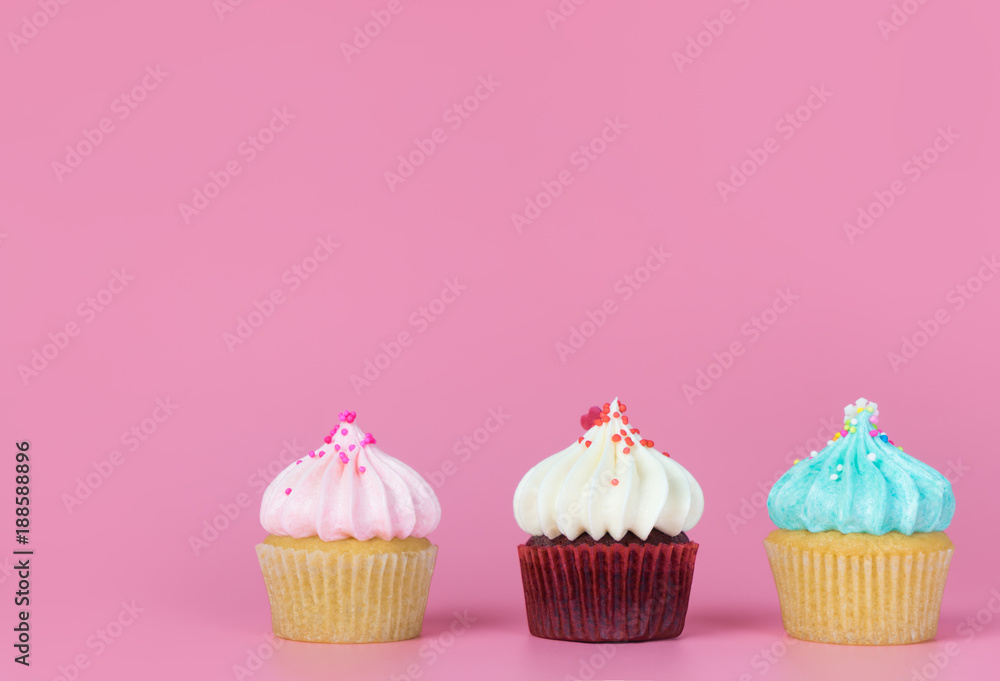 Obraz na plátně Three mini fancy cupcake on pink copy space background