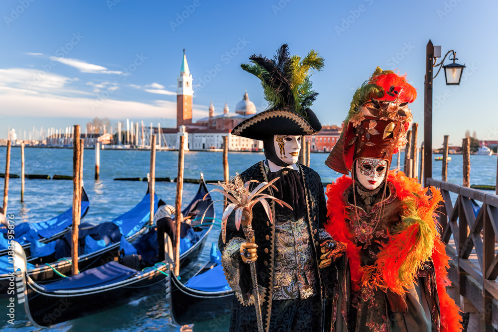 Obraz premium Kolorowe karnawałowe maski przy tradycyjnym festiwalem w Wenecja, Włochy