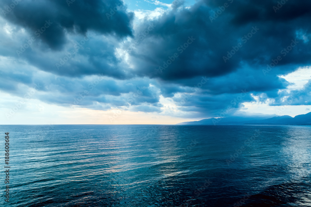 Obraz premium cloudy grey cloud on the gloomy sky before a thunderstorm