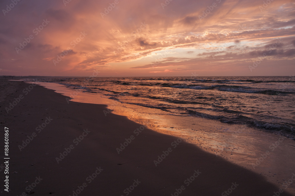 Sonnenuntergang am der Küste mit Wasserreflexion