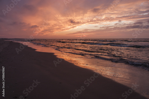 Sonnenuntergang am der Küste mit Wasserreflexion