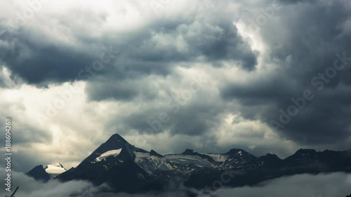 Darker Zeitraffer mit bedrohlichen WOlken beim Kitzsteinhorn Pinzgau, Salzburg, Kaprun