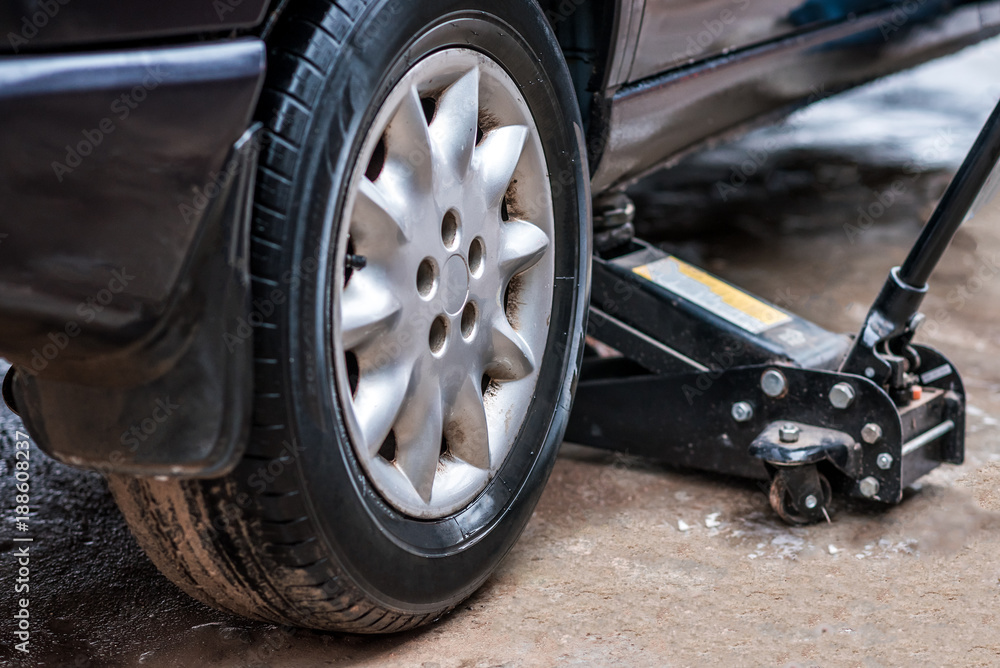Raised the car with using the automobile press. Changing the tire. Raised the car with using the automobile press. Changing the tire.