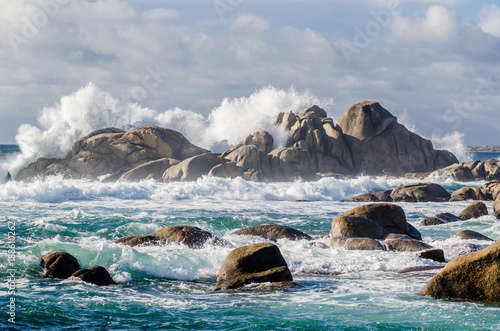 Fotografie Big waves crashing on rocks coastline