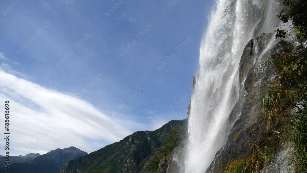 Obraz premium Cascata su panorama delle Alpi Italiane