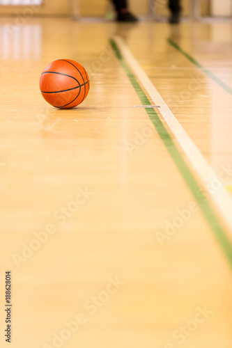 体育館のバスケットボール © taka