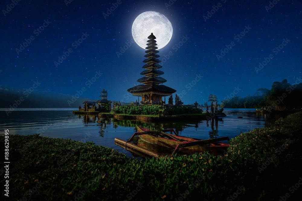 Pura Ulun Danu Bratan, Hindu temple with boat on Bratan lake landscape at sunrise in Bali, Indonesia. - obrazy, fototapety, plakaty 