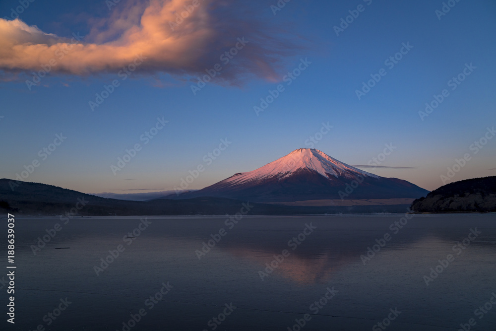 赤く染まった富士山と未明の山中湖