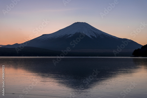 厳冬期の富士山と山中湖 © san724