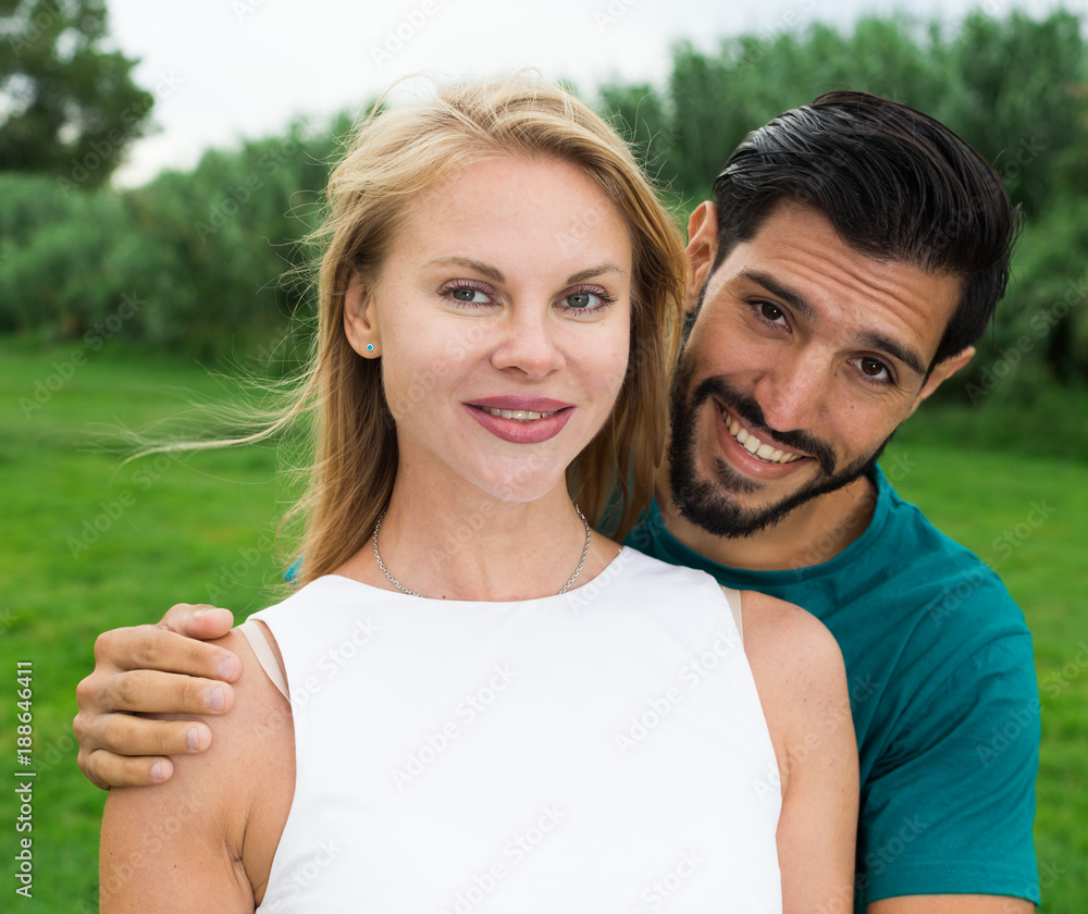 Obraz premium Portrait of smiling couple who are walking