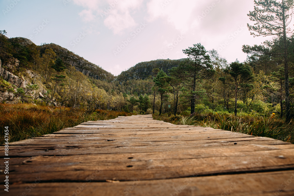 Camino o ruta para subir a preikestolen, noruega